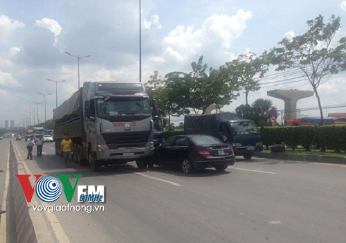 Xa lộ Hà Nội ùn tắc vì va chạm giao thông